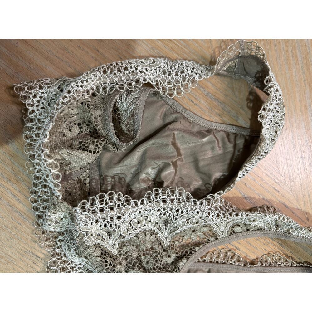 Victoria’s Secret Unlined Wireless Double V Bralette size medium - Picture 4 of 6